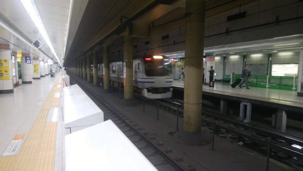 空港第２ビル駅に到着する総武・横須賀線電車