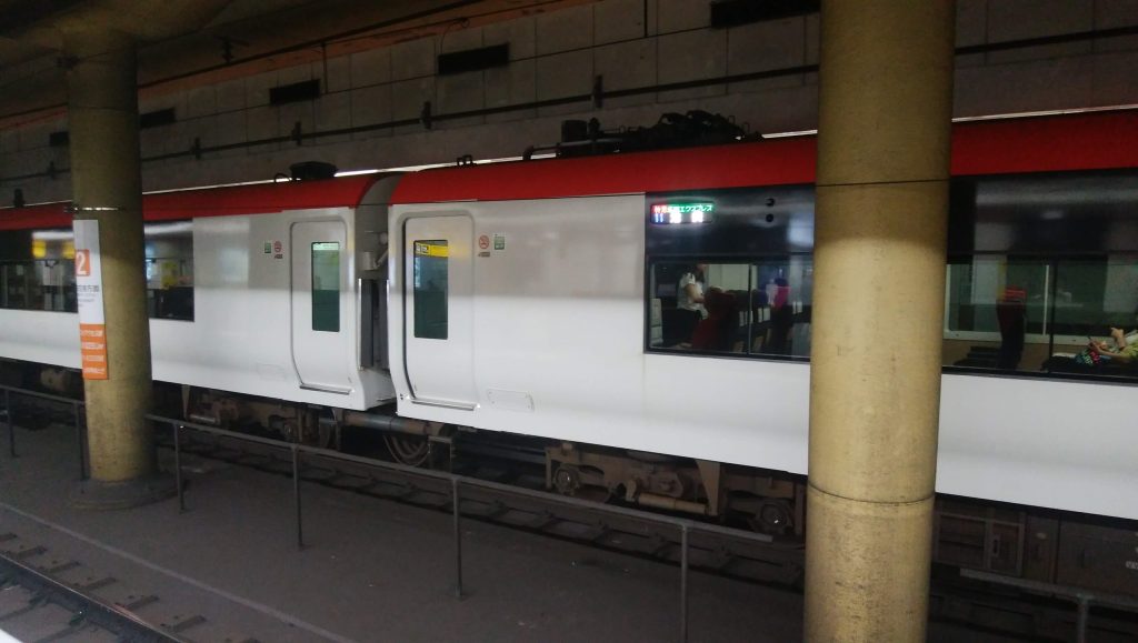 空港第２ビル駅に停車している成田エクスプレス池袋ゆき