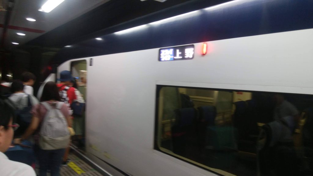 空港第２ビル駅に到着したスカイライナー上野ゆき