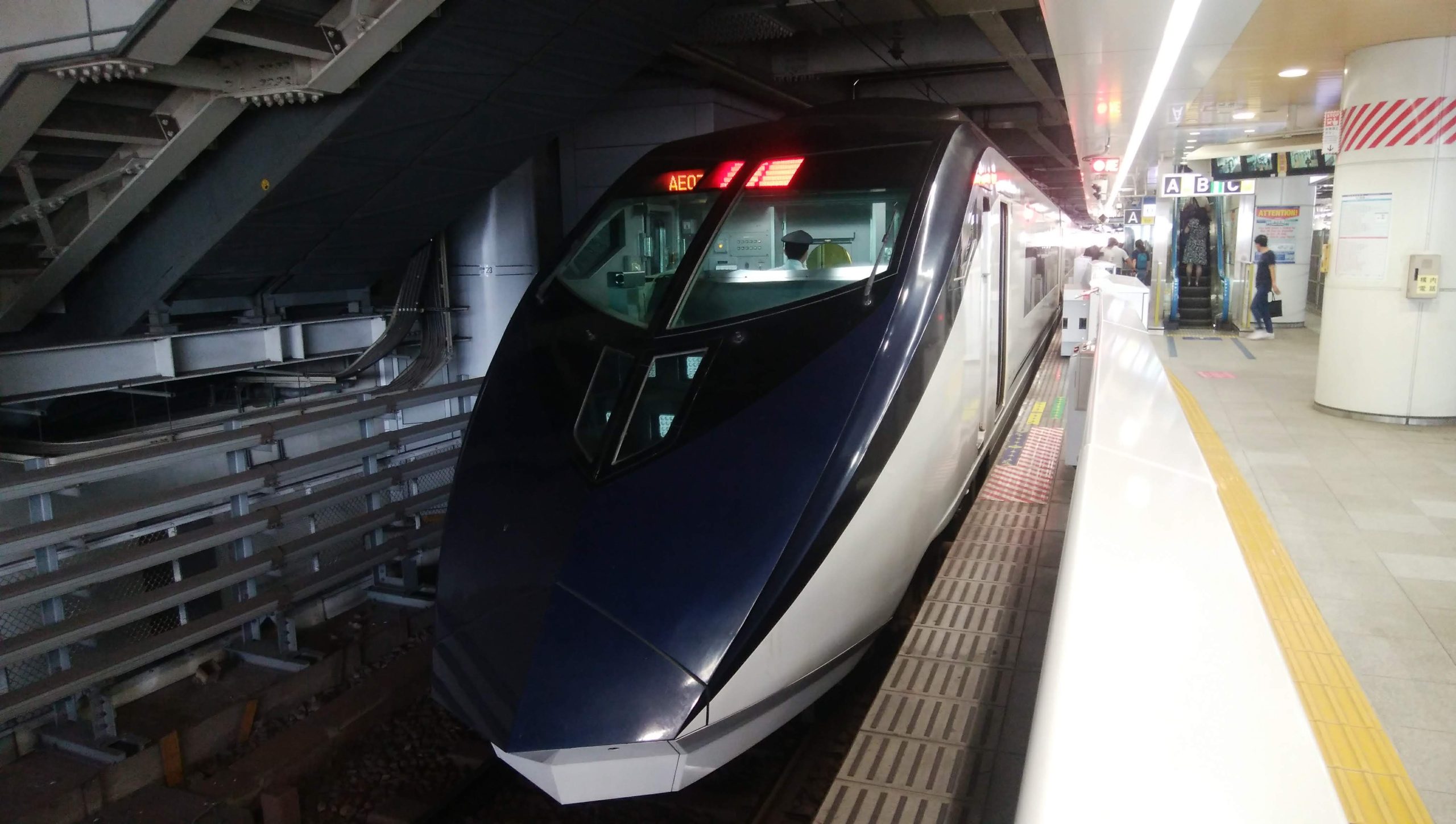 日暮里駅に停車する上野ゆき京成スカイライナー