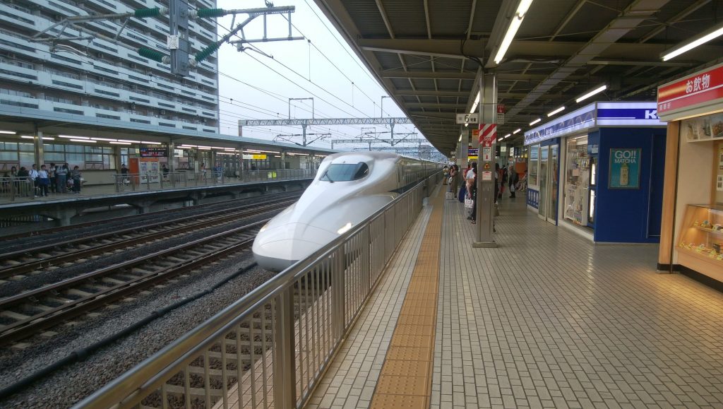 東海道新幹線小田原駅に到着するひかり号