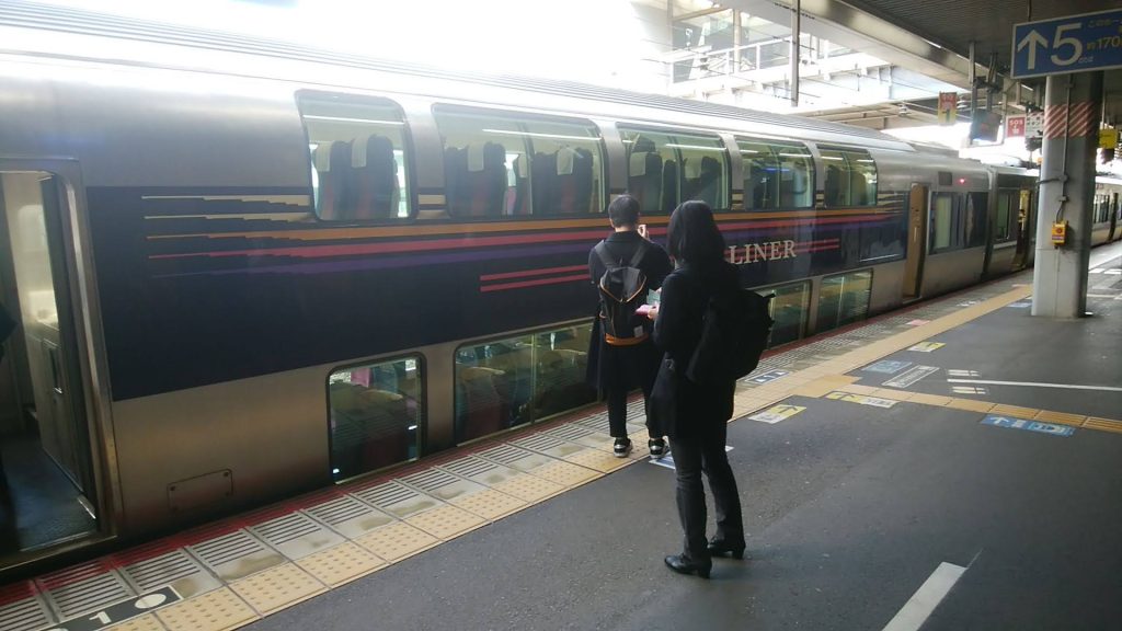 快速マリンライナーの展望車両側面