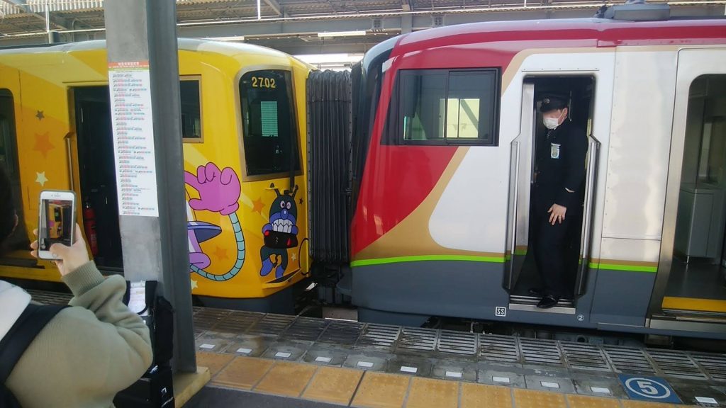 宇多津駅でうずしお１３号と南風７号の分割