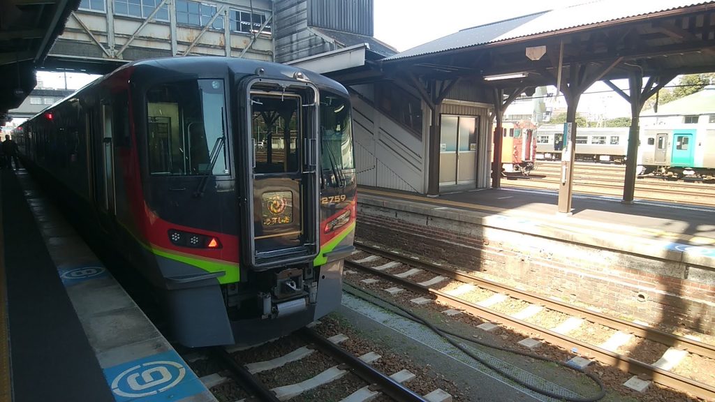 徳島駅に停車す特急うずしお号