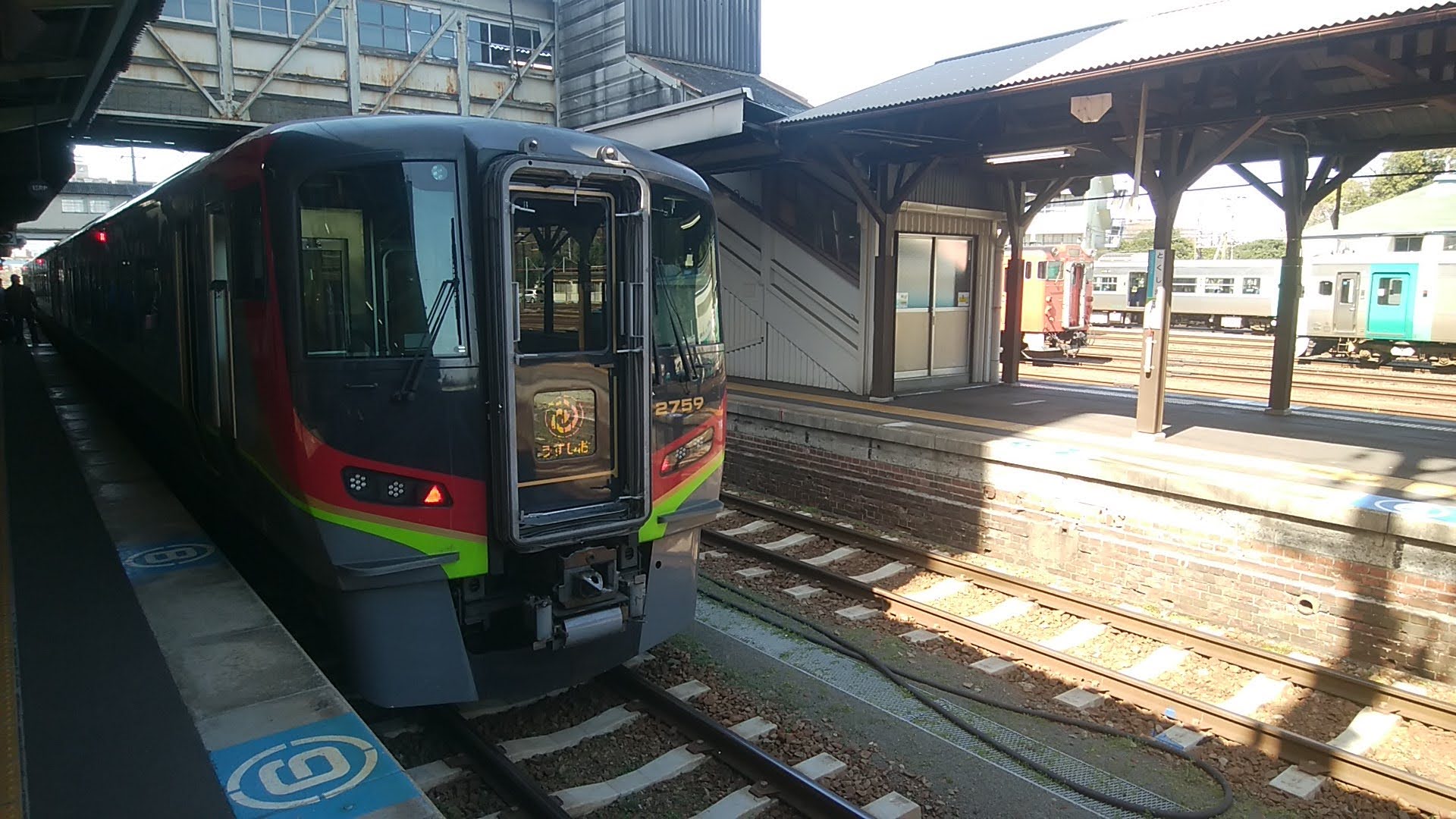 徳島駅に停車す特急うずしお号