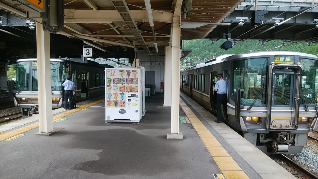篠山口駅に停車する丹波時快速篠山口どまりと福知山ゆき電車