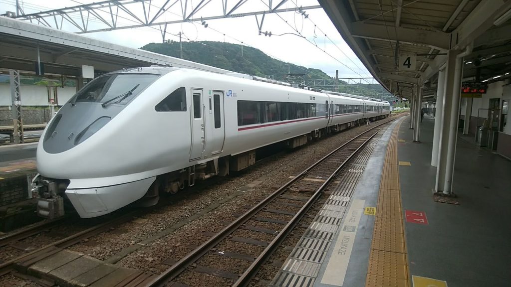 城崎温泉駅に到着した特急こうのとり号
