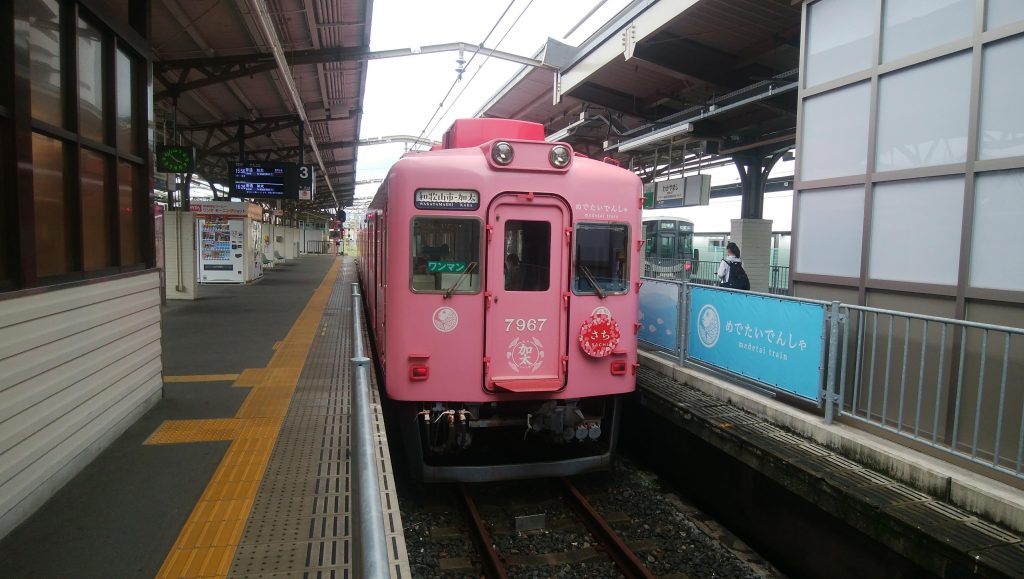和歌山市駅に停車する加太線加太行き電車