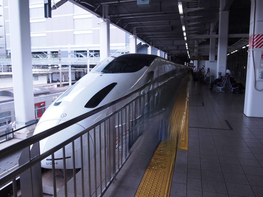 博多駅に停車する九州新幹線つばめ号