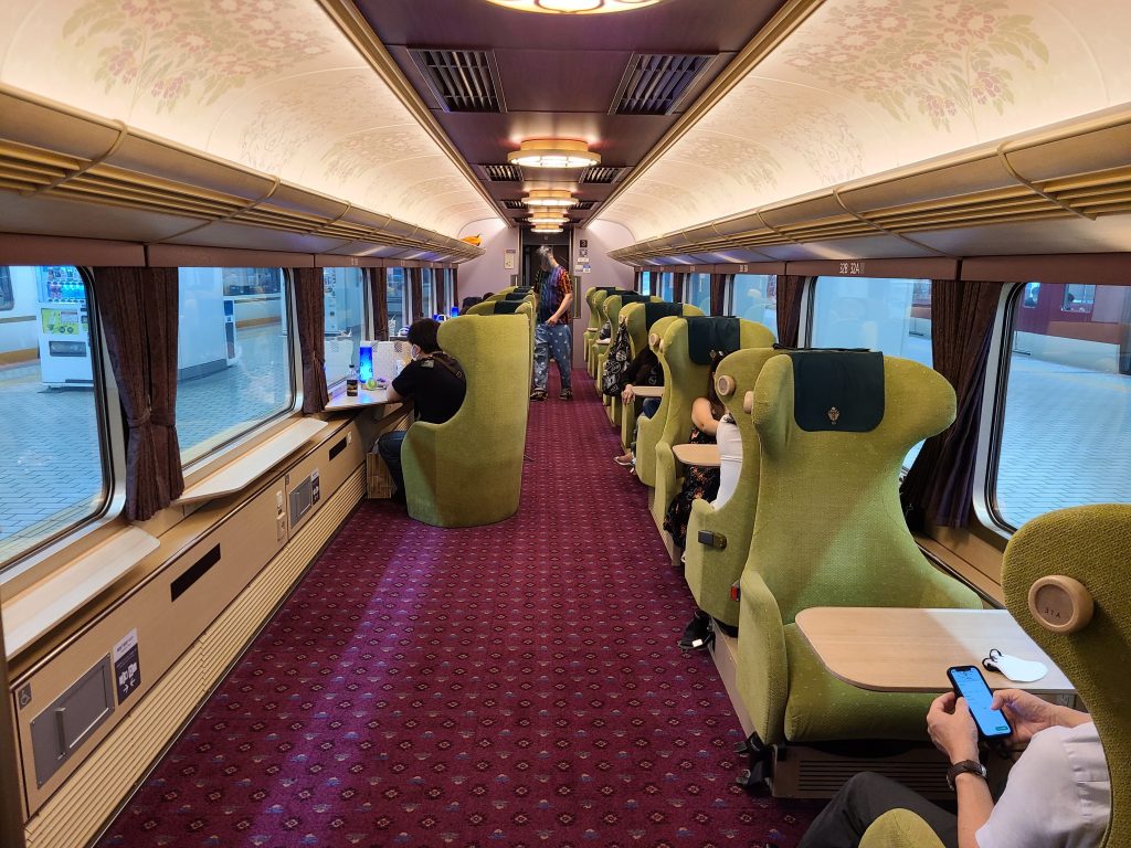 近鉄特急あをによしツイン席車内