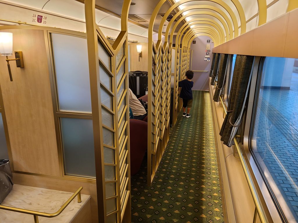 近鉄特急あをによしサロンシート車内