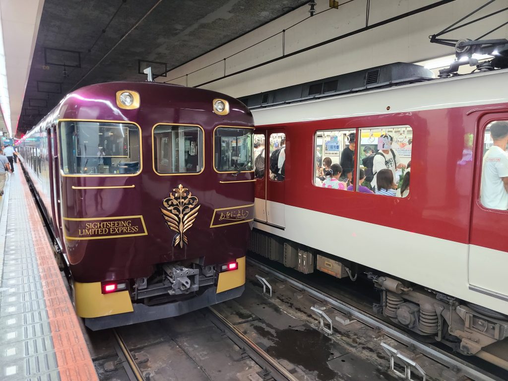 大阪難波駅に到着した「あをによし」
