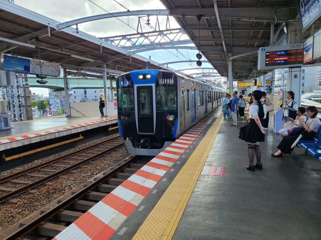 野田駅に到着する阪神本線普通：大阪梅田ゆき