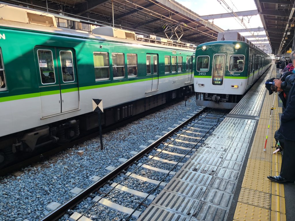 京阪本線守口市駅に到着する準急出町柳ゆき