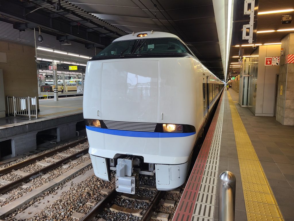 大阪駅にて出発を待つサンダーバード号敦賀ゆき