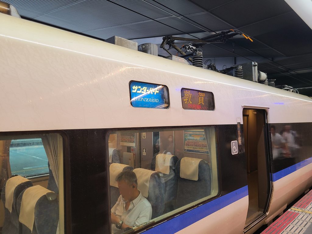 大阪駅で出発を待つサンダーバード号の側面