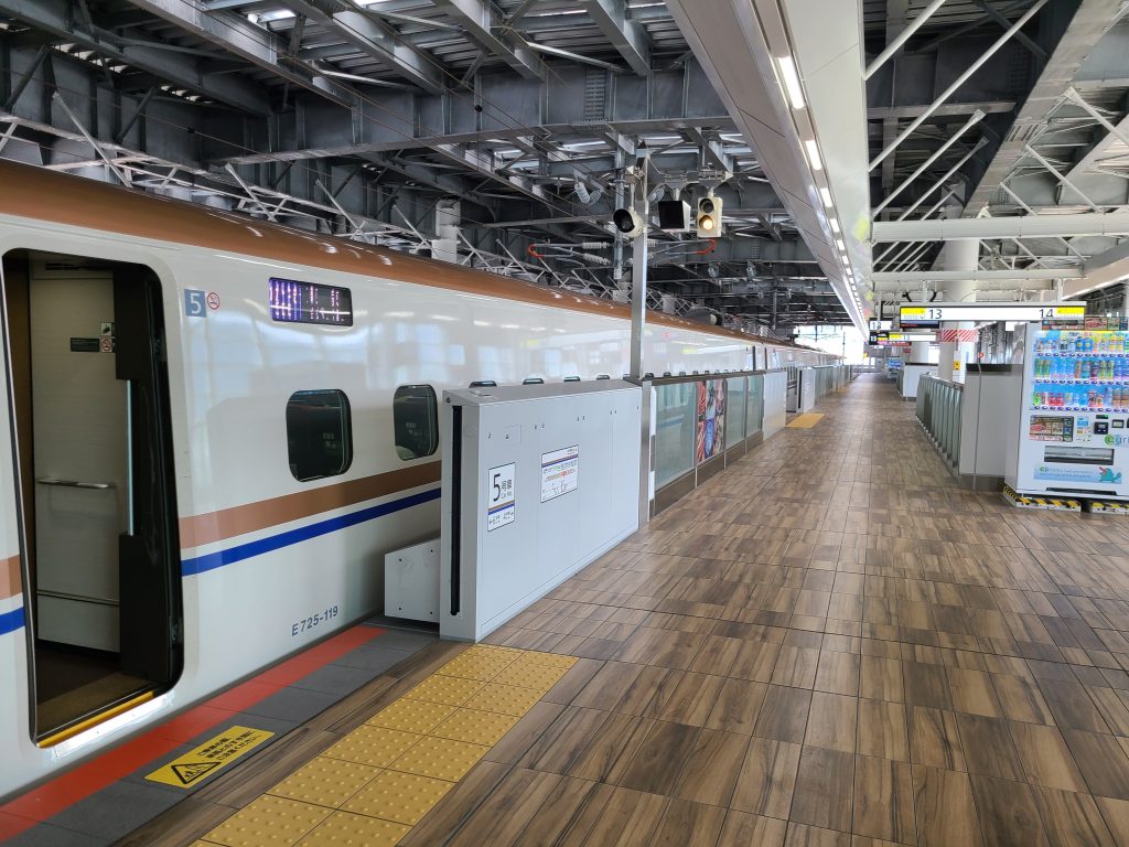 敦賀駅に停車する北陸新幹線かがやき号