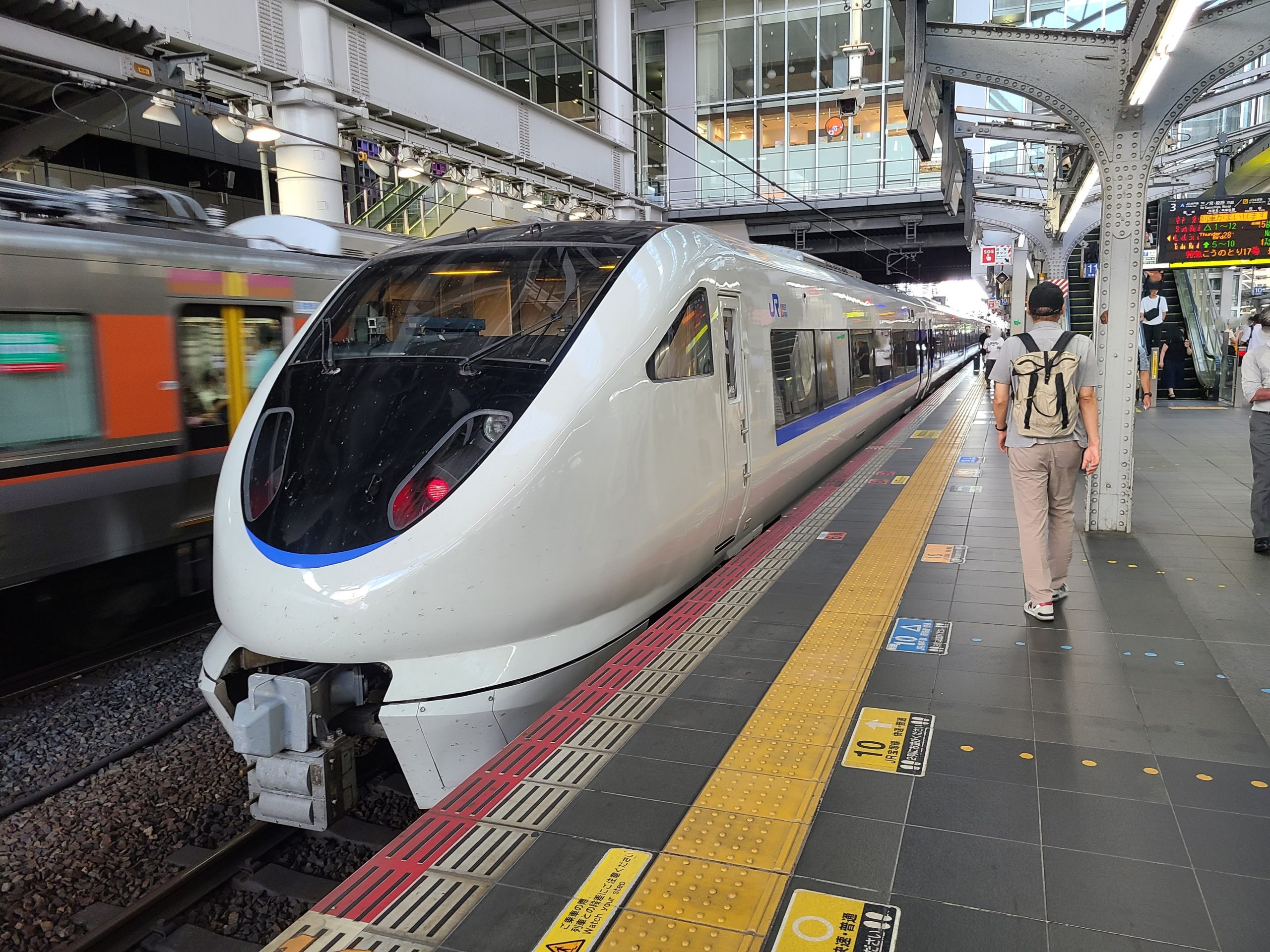 大阪駅に到着した特急サンダーバード