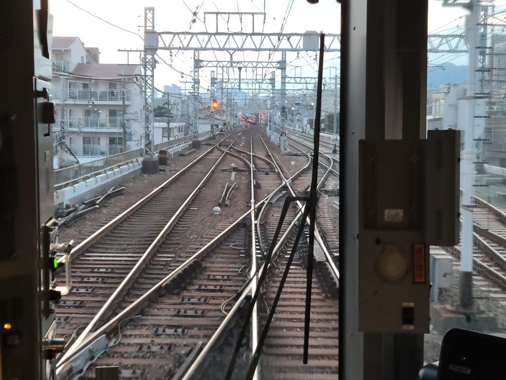 阪神本線御影駅西側の車窓