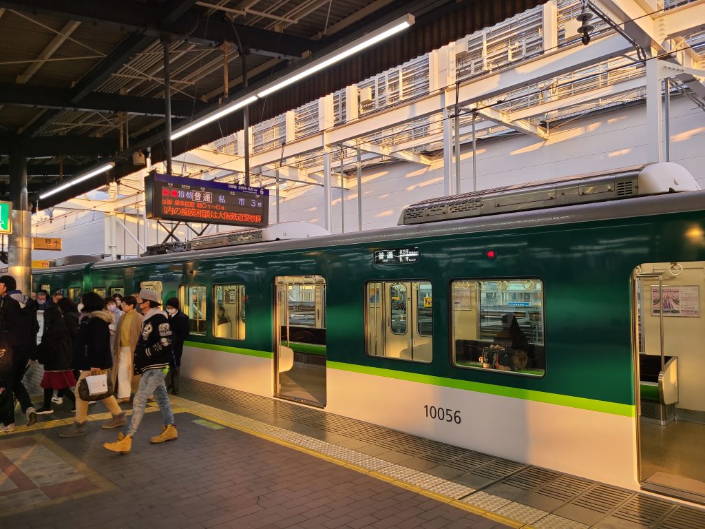 枚方市駅の写真（普通私市ゆき）