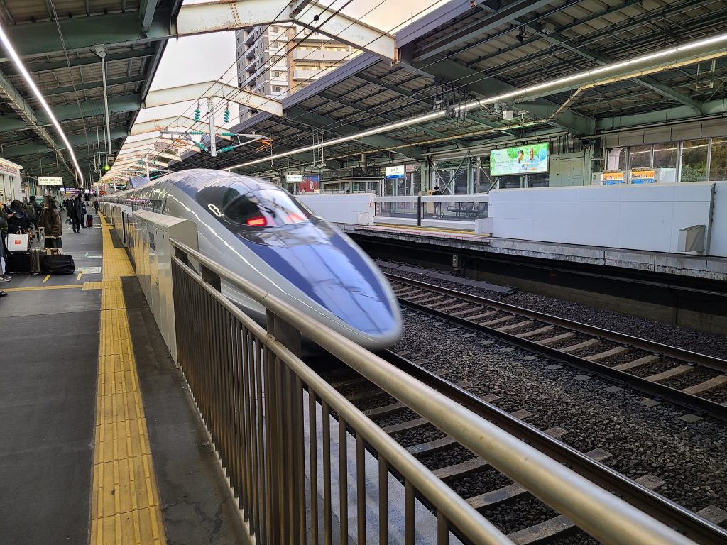 新神戸駅の停車する新大阪ゆき500系こだま