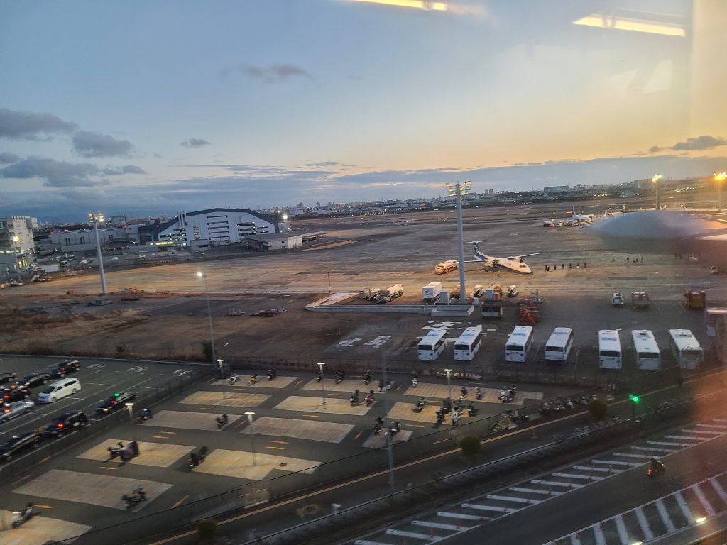 大阪モノレール大阪空港駅付近の車窓(大阪空港の滑走路・格納庫)