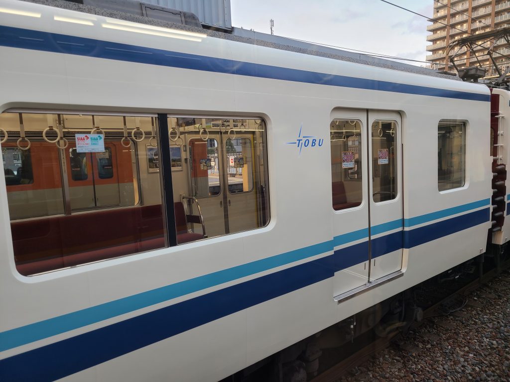 阪神尼崎駅に停車する。近鉄車両（東武鉄道カラーリング仕様）