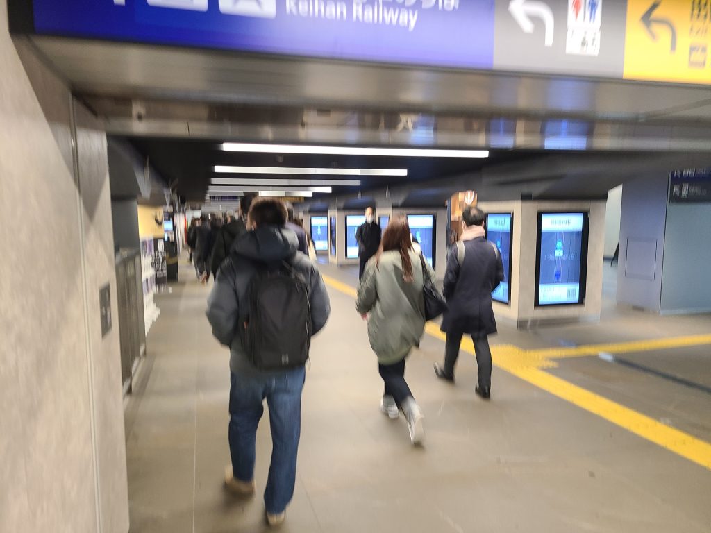 京阪淀屋橋駅乗り場への通路②