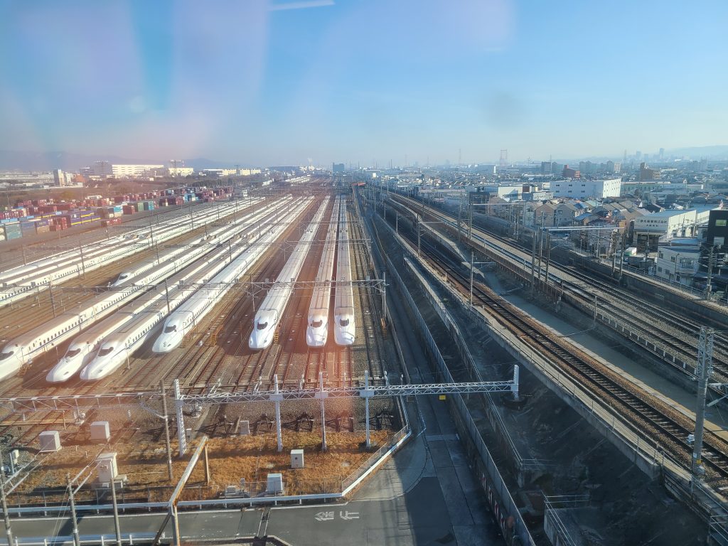 大阪モノレール摂津ー南摂津間の車窓(新幹線鳥飼車庫)