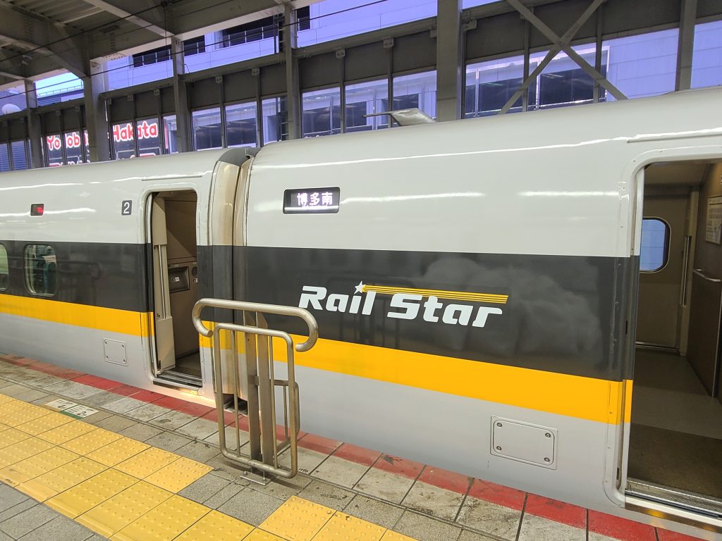 博多駅に停車する700系（レイルスター車両使用）博多南ゆきの行先表示