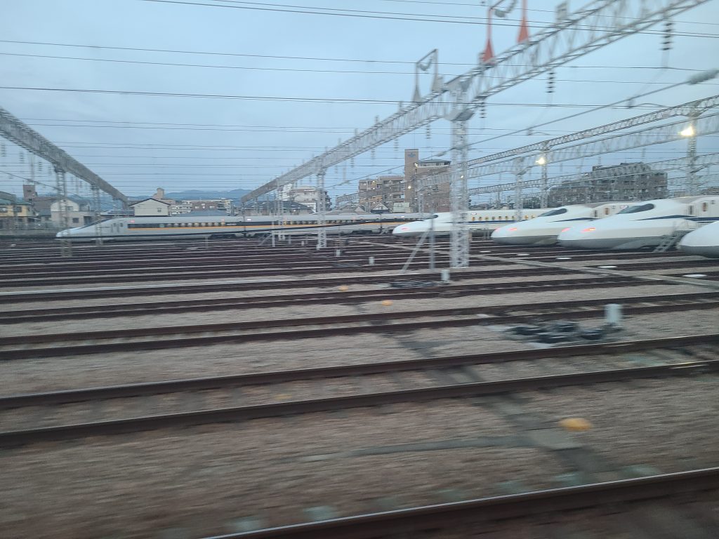 博多南駅からみた博多総合車両所からみた新幹線