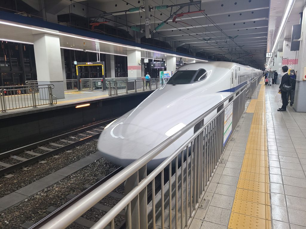 博多駅に入線するのぞみ号