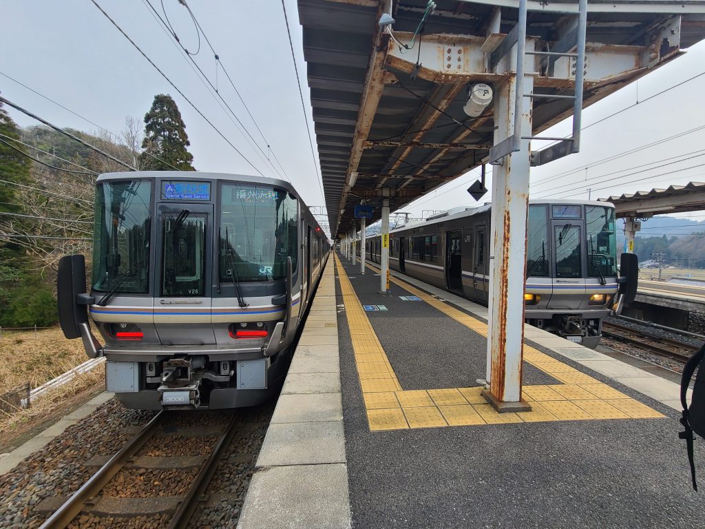 ＪＲ北陸線近江塩津駅に停車する敦賀ゆきと播州赤穂ゆき新快速