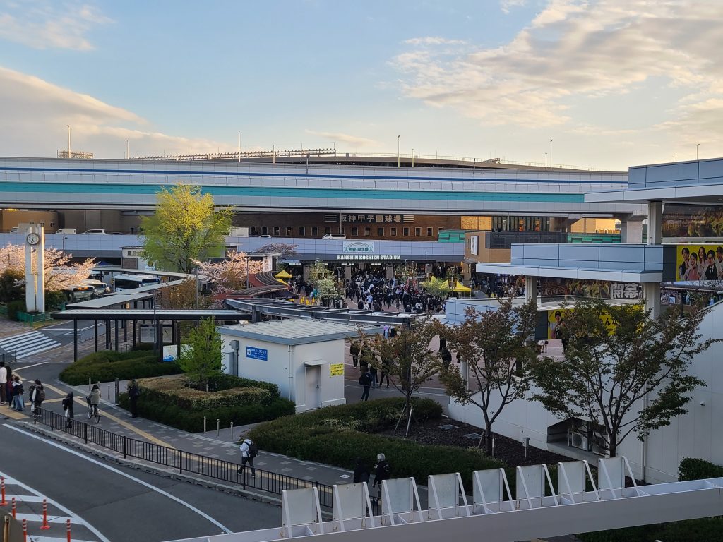 阪神甲子園駅からみた阪神甲子園球場