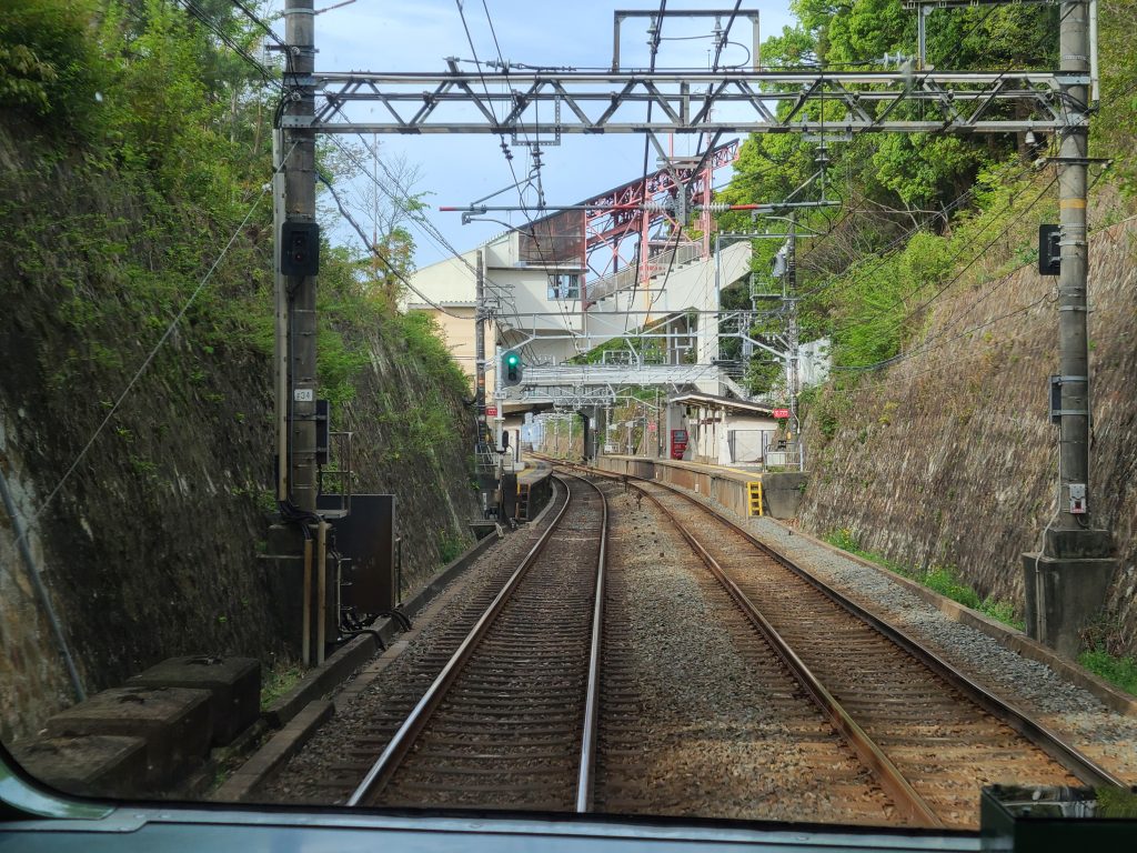 須磨浦公園駅付近の前面車窓