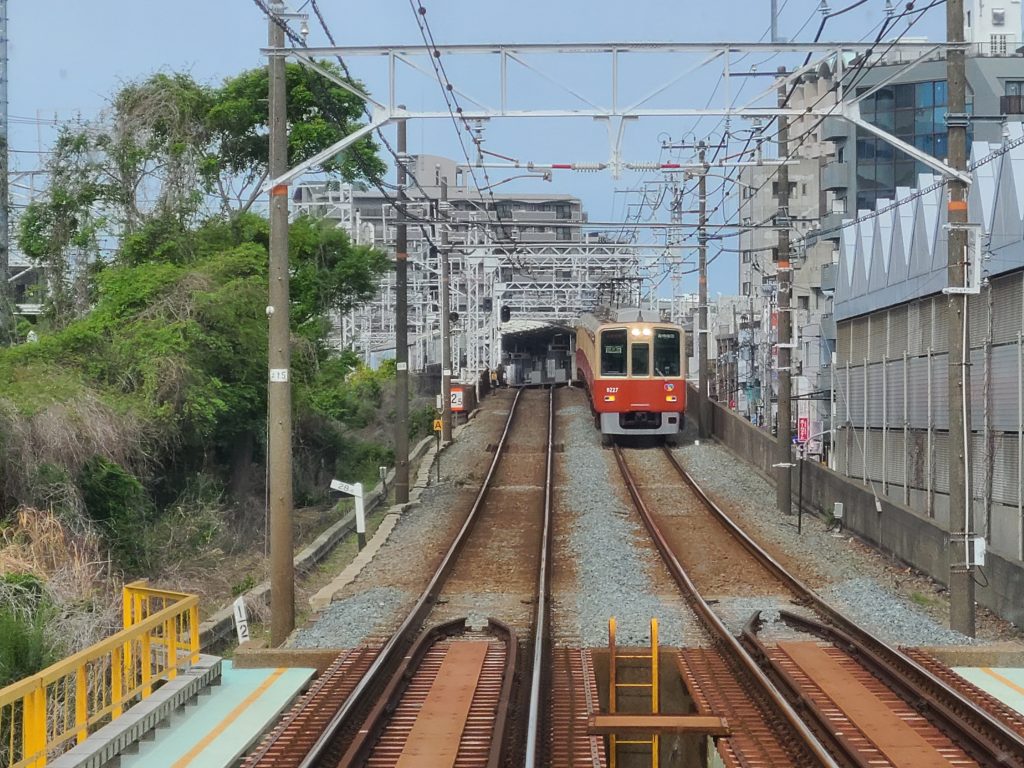 山陽垂水駅付近を走行する直通特急：阪神大阪梅田ゆき