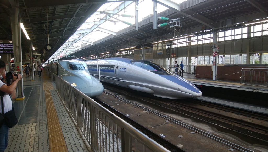 新大阪駅に停車するＮ700系Sさくら、500系こだま号