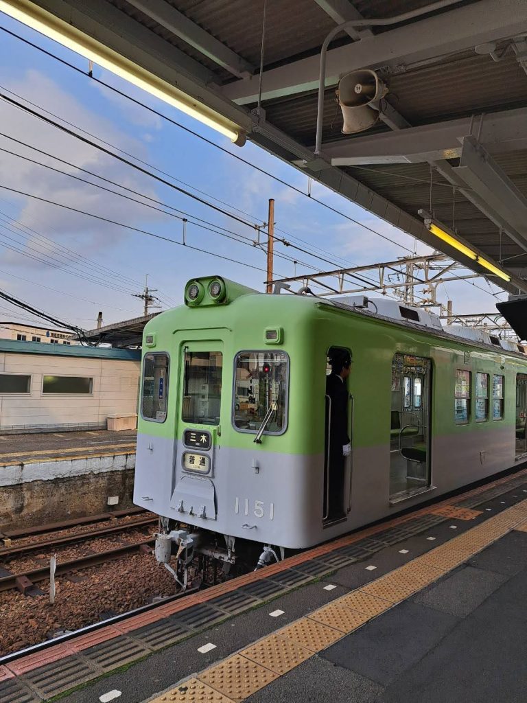 三木駅に停車する　神戸電鉄（スプリンググリーン塗装）