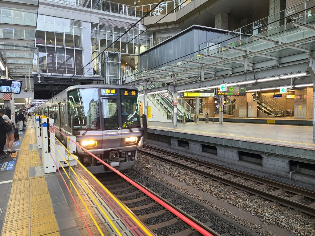大阪駅に停車する快速：長浜ゆき