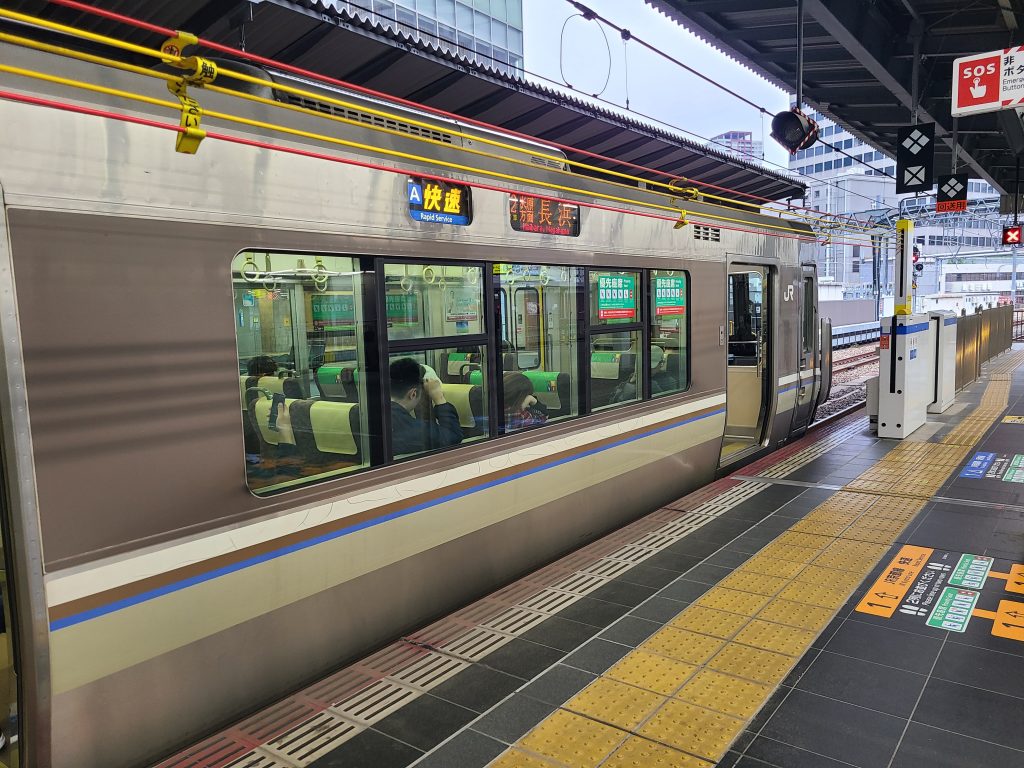 大阪駅に停車する快速：長浜ゆきの側面