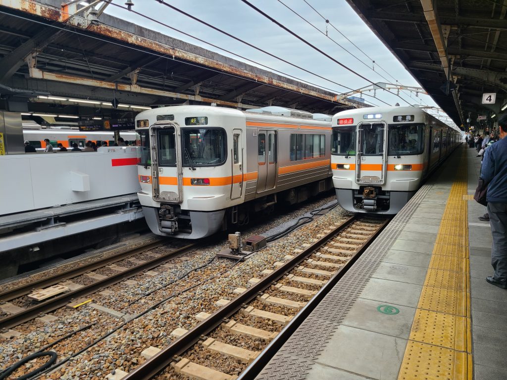 名古屋駅に停車する新快速豊橋ゆき