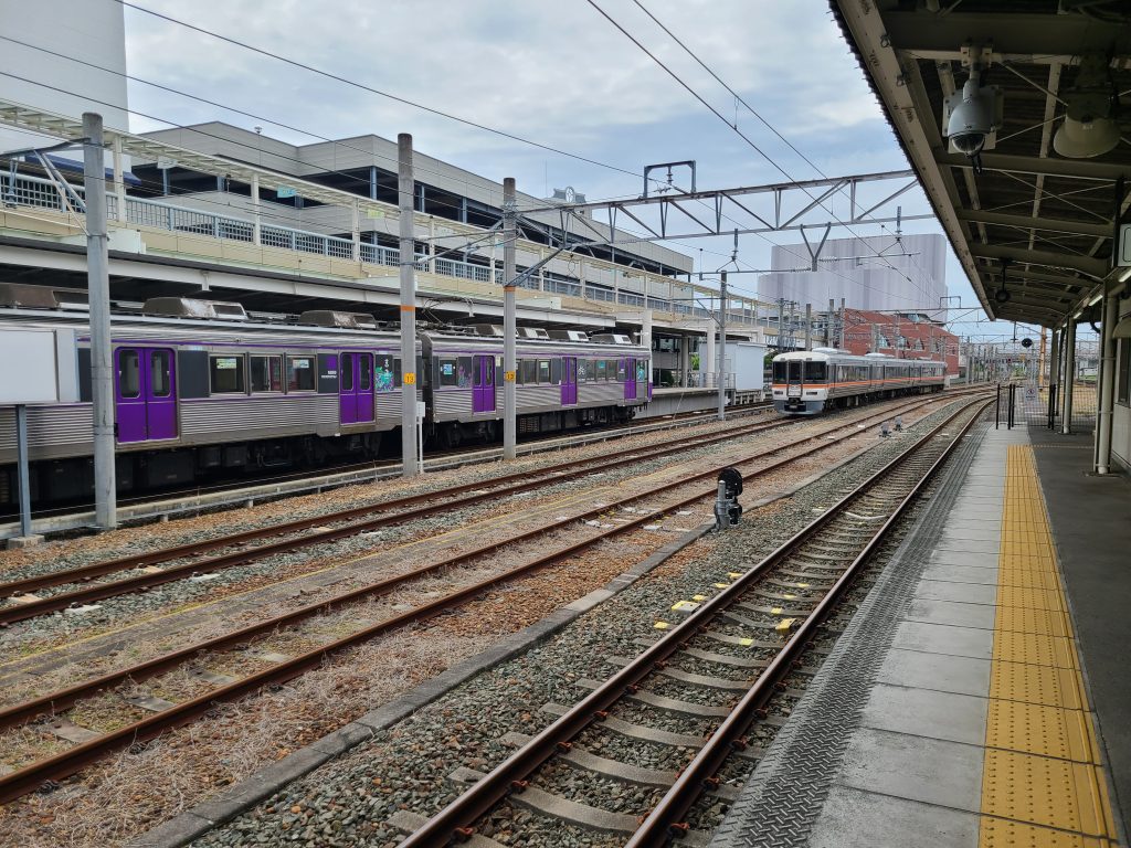 新豊橋駅に停車する豊橋鉄道の車両
