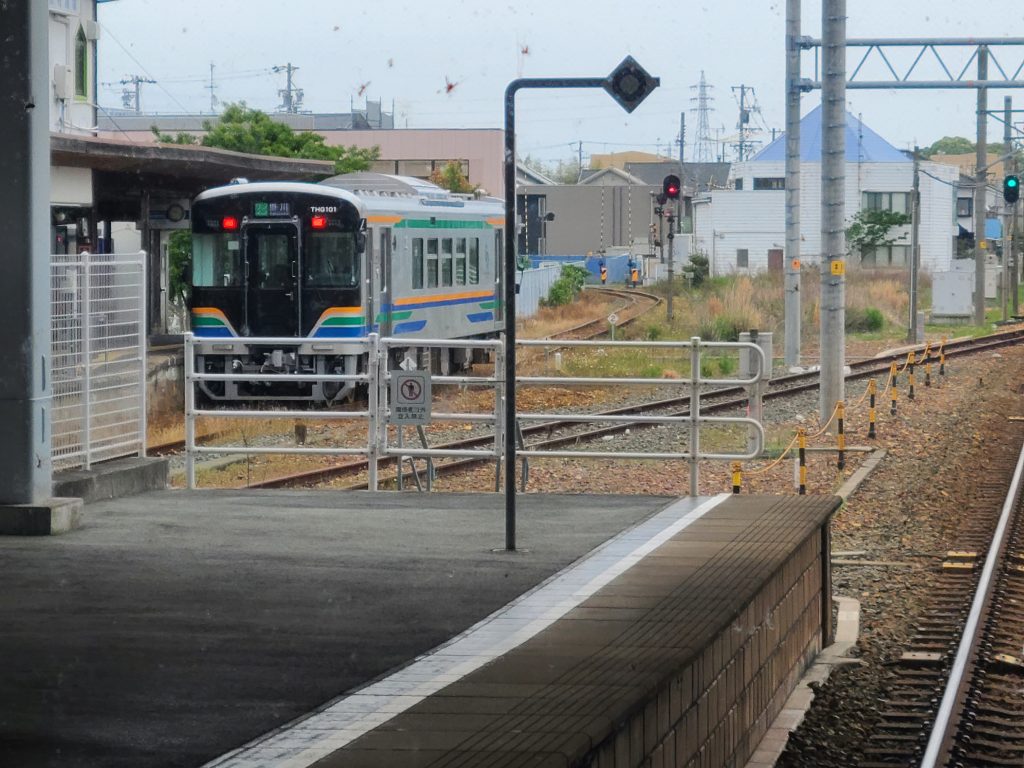 新所原に停車する天竜浜名湖鉄道