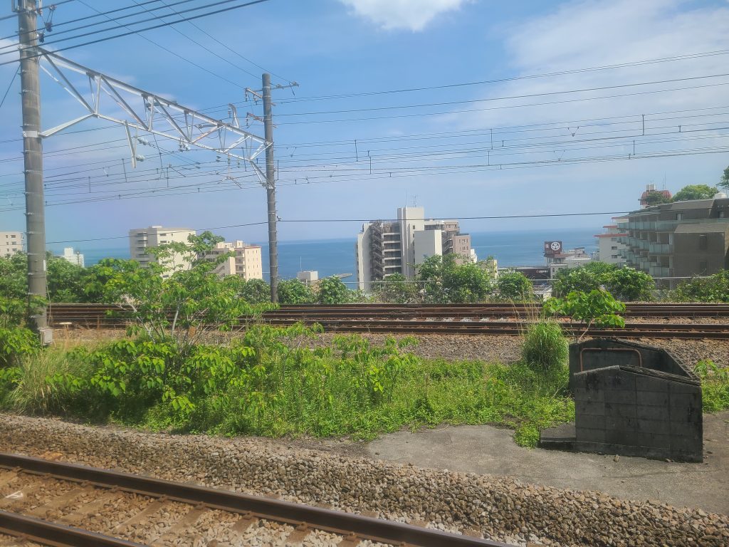 ＪＲ東海熱海駅西側の車窓