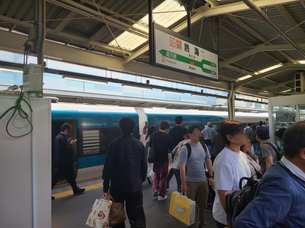ＪＲ東日本熱海駅ホーム内の写真