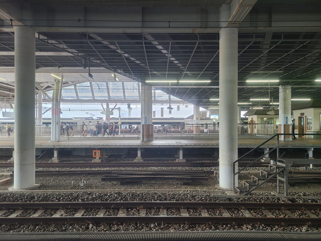 ＪＲのホームからみた小田急小田原駅