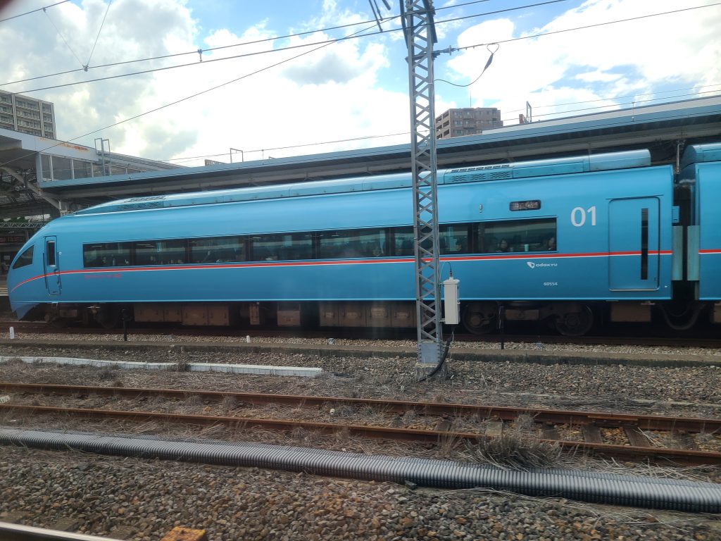 小田原駅に停車する小田急はこね号