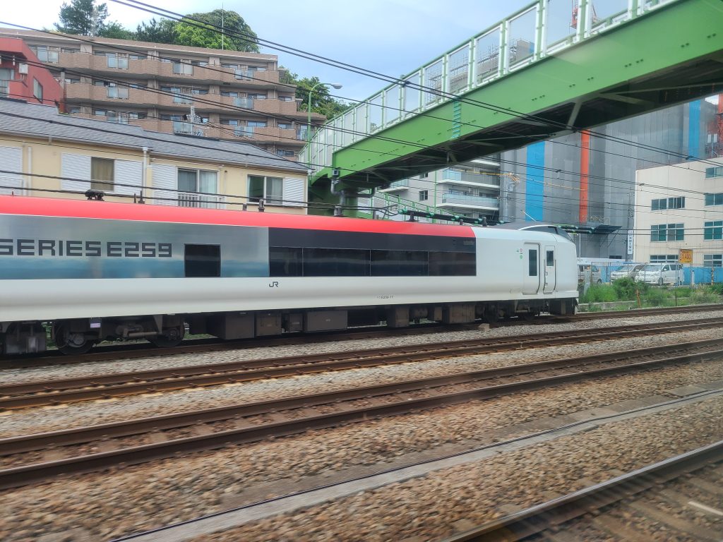 横浜－鶴見間を並走する成田エクスプレス
