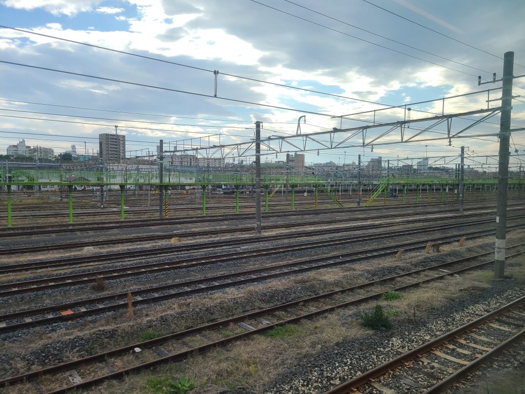 宇都宮線尾久駅付近からみた尾久車両センター