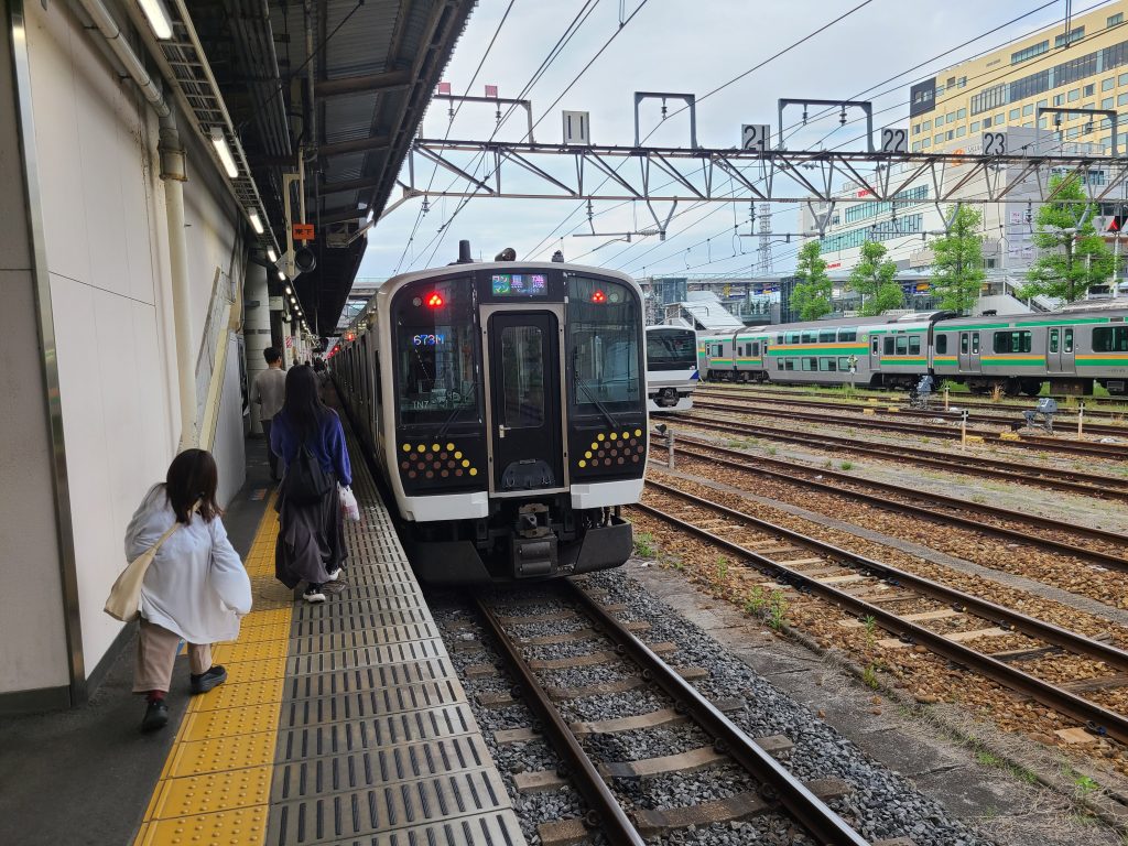 宇都宮駅に停車する宇都宮線（東北本線）黒磯ゆき列車
